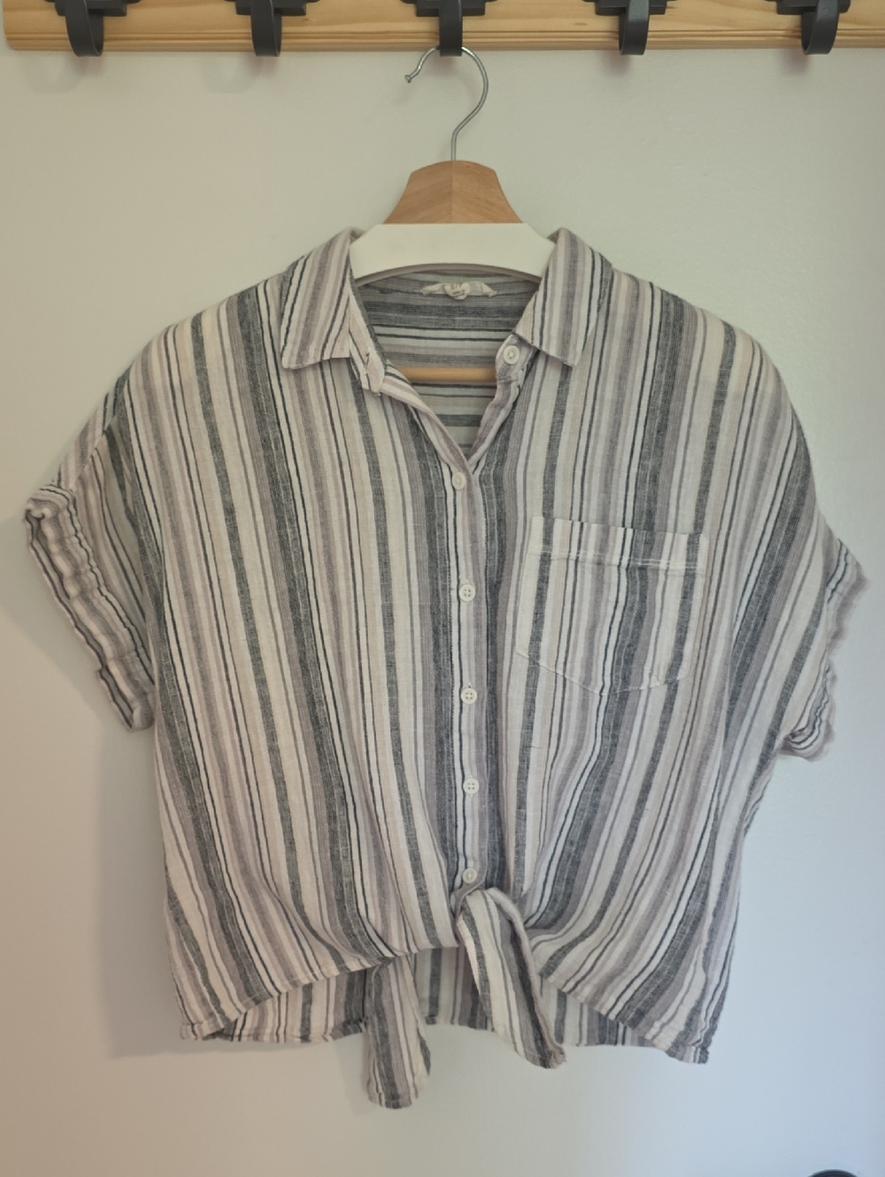 Striped Short-Sleeve Button-Up Shirt & Cropped Pants Set - White & Gray & Blue